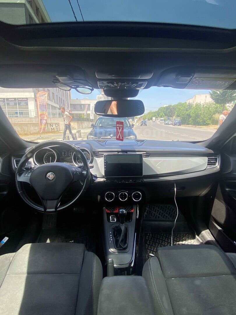 Sahibinden Alfa Romeo Giulietta 1.4 TB MultiAir Distinctive 2013 Model İstanbul 118.000 km Beyaz 6