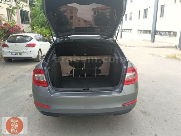 SKODA Octavia 1.6 TDI Elegance DSG