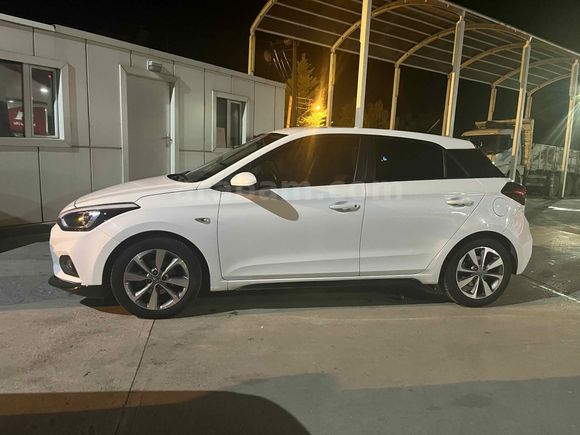 Sahibinden Hyundai i20 1.4 MPI Style 2019 Model  79.000 km Beyaz