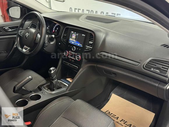 İMZA PLAZA'DAN 2019 RENAULT MEGANE 1.6 TOUCH 72BİN KM HATASIZ