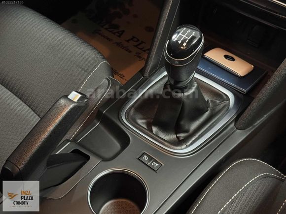 İMZA PLAZA'DAN 2019 RENAULT MEGANE 1.6 TOUCH 72BİN KM HATASIZ