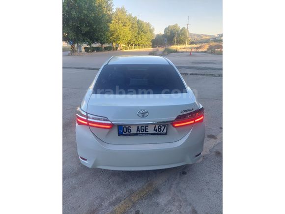 KAMU GÖREVLISI BAYAN ÖGRETMEN'DEN HATASIZ COROLLA