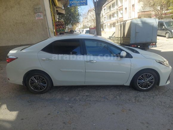 KAMU GÖREVLISI BAYAN ÖGRETMEN'DEN HATASIZ COROLLA