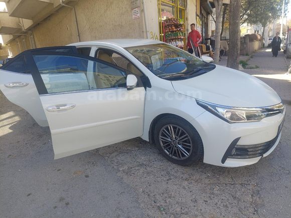 KAMU GÖREVLISI BAYAN ÖGRETMEN'DEN HATASIZ COROLLA