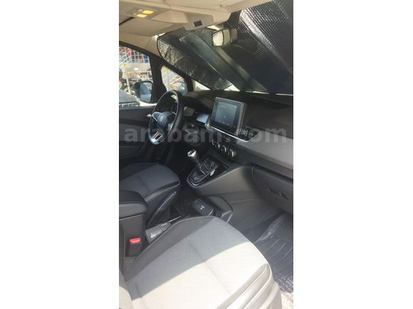 Sahibinden Temiz Aile Aracı Renault Kangoo Multix 1.3 TCe Techno 2024 Model Hatay