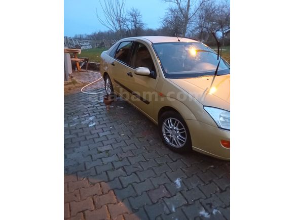 Ford Focus 2.0 Ghia 2000 Model