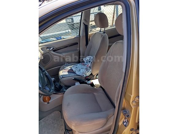 Ford Focus 2.0 Ghia 2000 Model