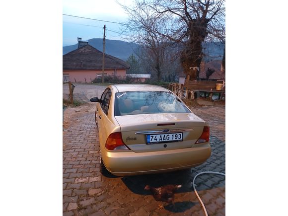 Ford Focus 2.0 Ghia 2000 Model
