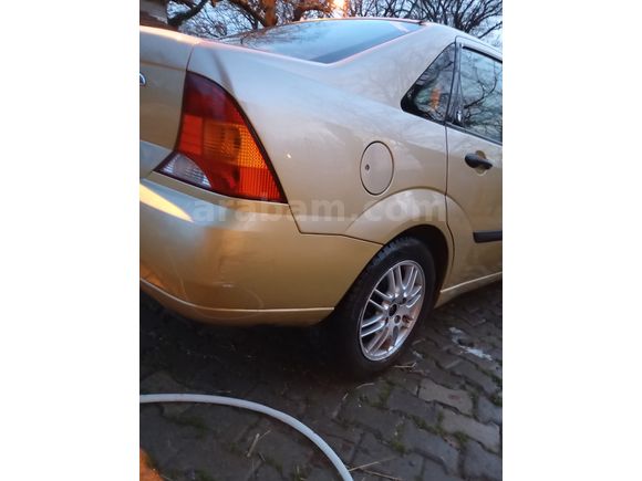 Ford Focus 2.0 Ghia 2000 Model