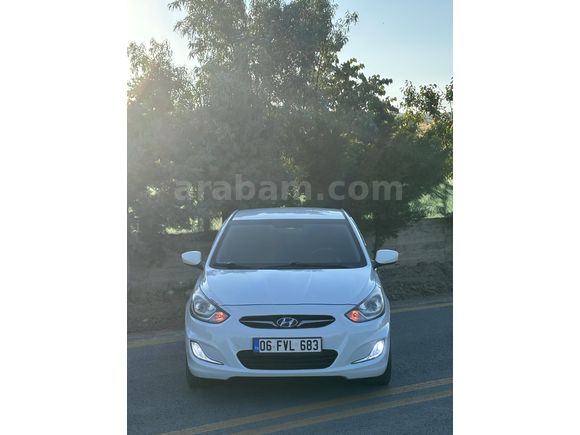 Sahibinden Hyundai Accent Blue 1.4 CVVT Mode Plus 2014 Model  162.000 km Beyaz