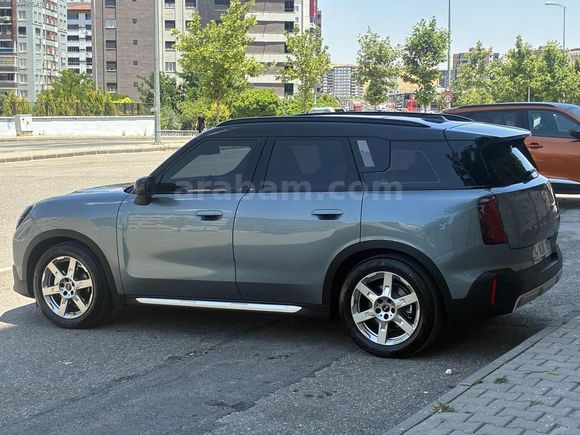 YSF PLAZA'DAN 2025 MODEL ORİJİNAL COUNTRYMAN E