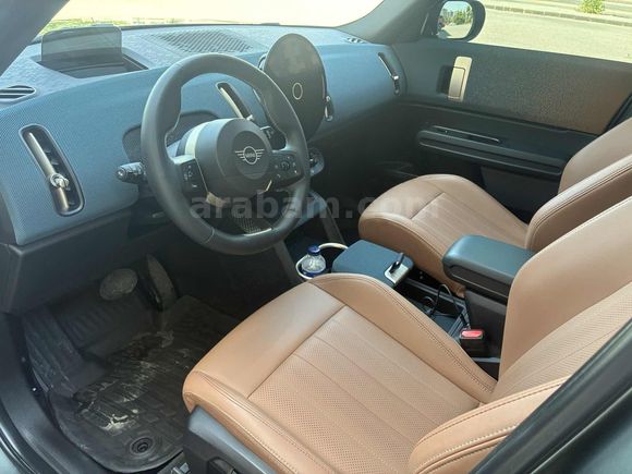 YSF PLAZA'DAN 2025 MODEL ORİJİNAL COUNTRYMAN E
