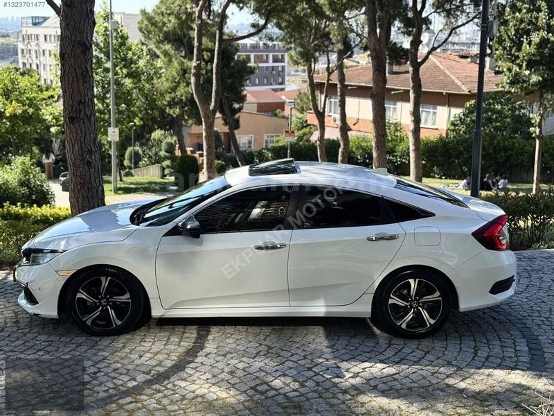 Galeriden Honda Civic 1.5 i-VTEC Executive Plus 2020 Model İstanbul 124.000 km Beyaz