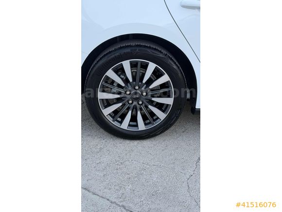 2025 MODEL DİZEL 40 BİN KM TİTANİUM-X AÇILIR CAM TAVAN HATASIZ