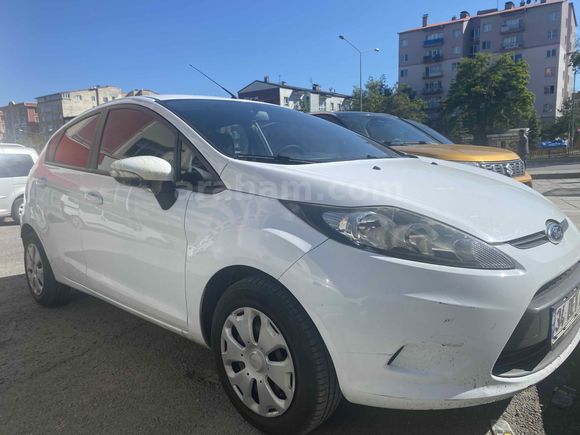 Sahibinden Ford Fiesta 1.4 Trend 2011 Model  otomatik vites  düşük KM
