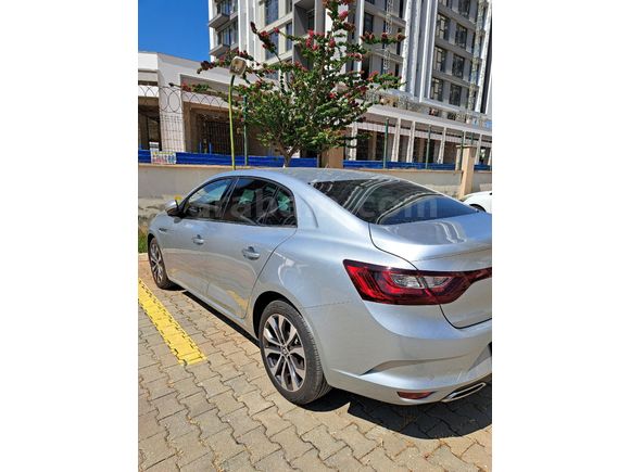 Öğretmenden temiz Renault Megane 1.3 TCe Icon 2025 Model