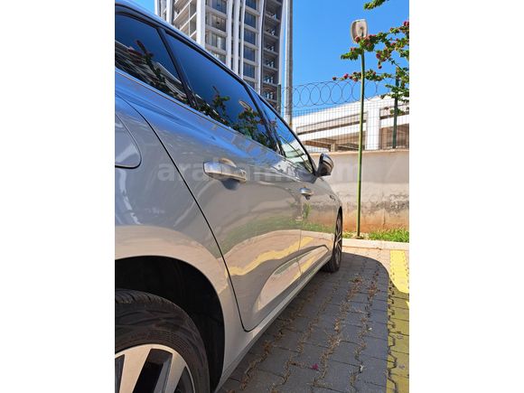 Öğretmenden temiz Renault Megane 1.3 TCe Icon 2025 Model