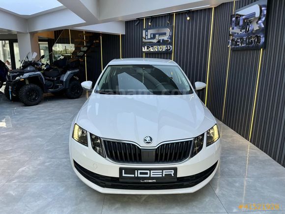 BOYASIZ 2017 MODEL SKODA OCTAVİA 1.2 TSİ AMBİTİON