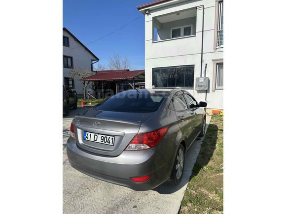 Sahibinden Hyundai Accent Blue 1.4 CVVT Mode Plus 2013 Model 