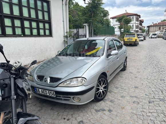 Temiz bakımlı megane bir