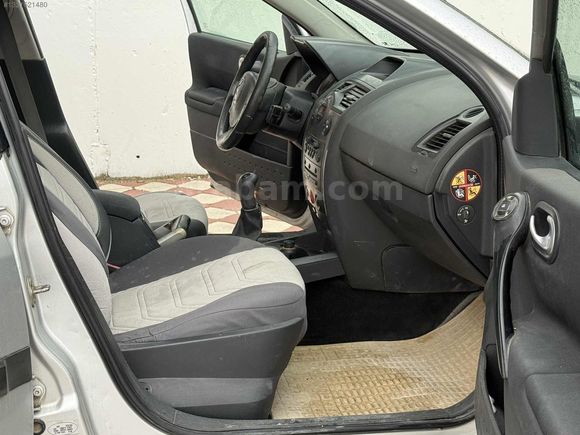 AKYÜZLER'DEN 2005 MODEL RENAULT MEGANE DYNAMİQUE PAKET CAM TVN