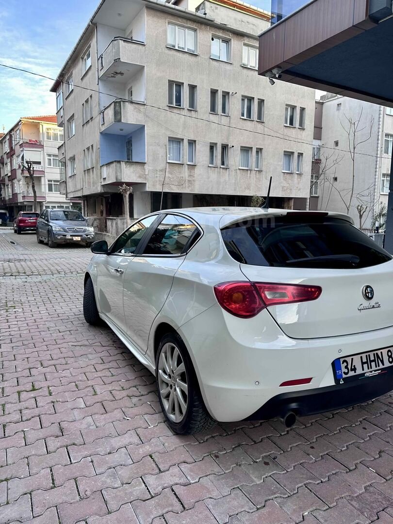 Sahibinden Alfa Romeo Giulietta 1.4 TB MultiAir Distinctive 2014 Model İstanbul 167.500 km Beyaz 2