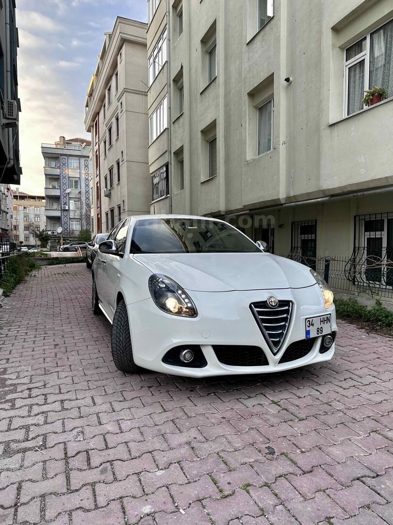 Sahibinden Alfa Romeo Giulietta 1.4 TB MultiAir Distinctive 2014 Model İstanbul 167.500 km Beyaz 6