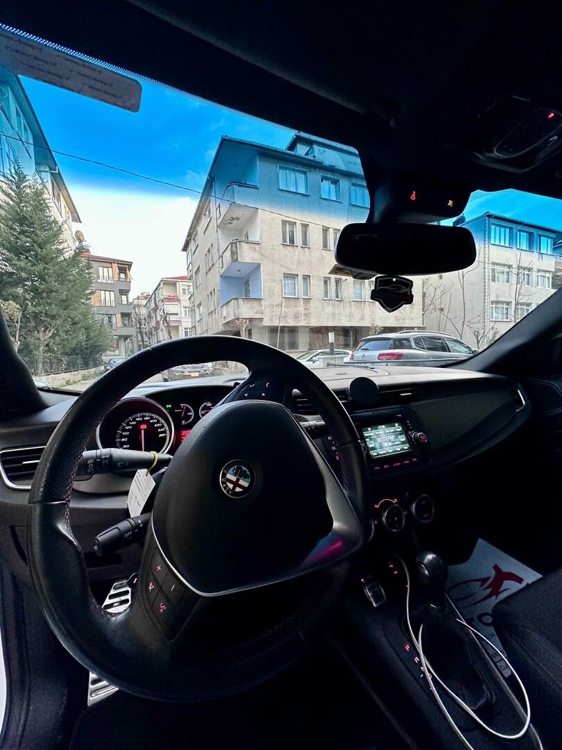 Sahibinden Alfa Romeo Giulietta 1.4 TB MultiAir Distinctive 2014 Model İstanbul 167.500 km Beyaz 5
