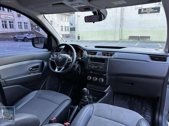 AKINOTO'DAN 2023 RENAULT EXPRESS COMBİ 1.5 JOY 48.000KM BOYASIZ!