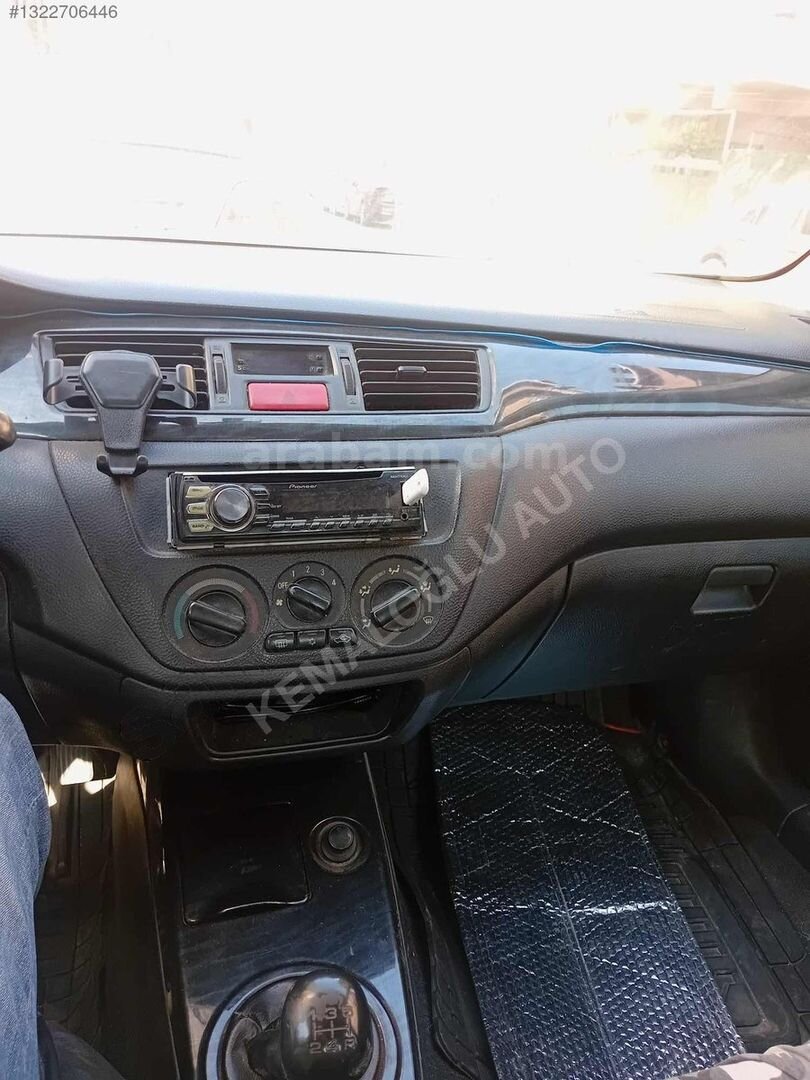 Galeriden Mitsubishi Lancer 1.6 Invite 2005 Model İstanbul 280.000 km Lacivert 4