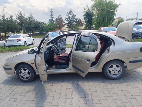 Sahibinden Renault Megane 2.0 RXE 1999 Model