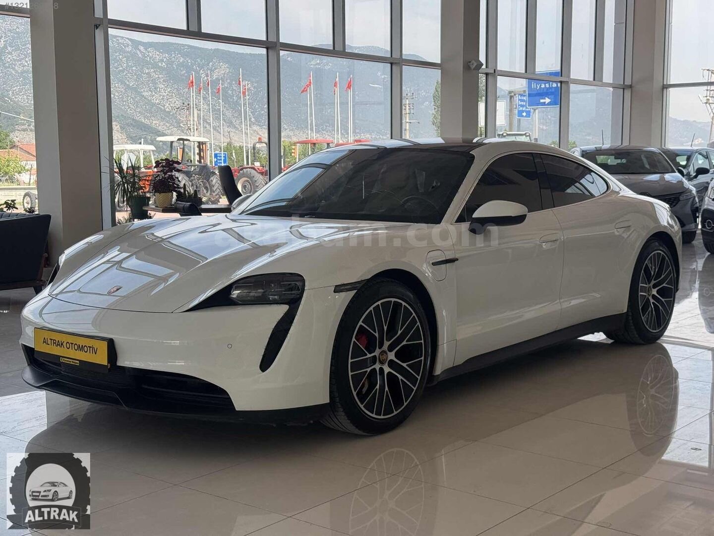 Galeriden Porsche Taycan Elektrik 4S 2022 Model Manisa 125.000 km Beyaz 3