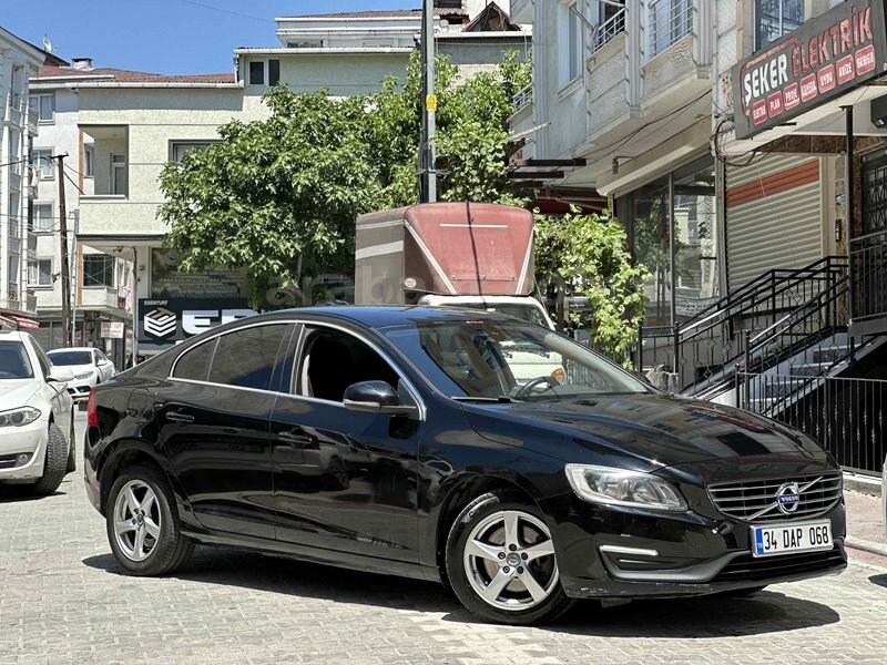 Galeriden Volvo S60 1.5 T3 R-Design 2016 Model İstanbul 180.000 km Siyah