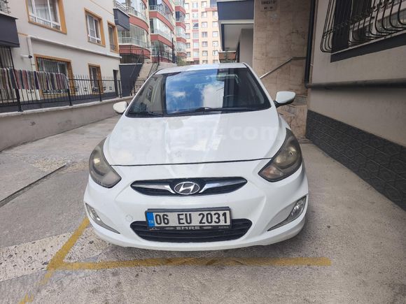 Sahibinden Hyundai Accent Blue 1.4 CVVT Prime 2012 Model  260.000 km Beyaz