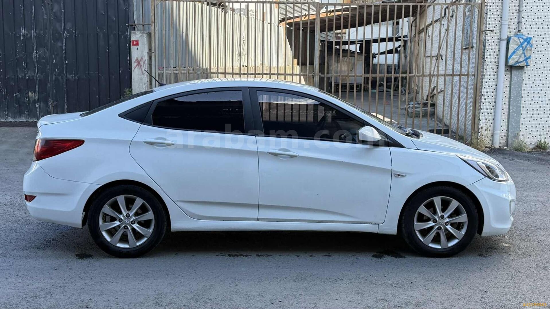Galeriden Hyundai Accent Blue 1.6 CRDI Mode Plus 2015 Model İstanbul 203.000 km Beyaz 3