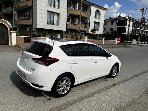 Sahibinden Toyota Auris 1.4 D-4D Advance Skypack 2015 Model 