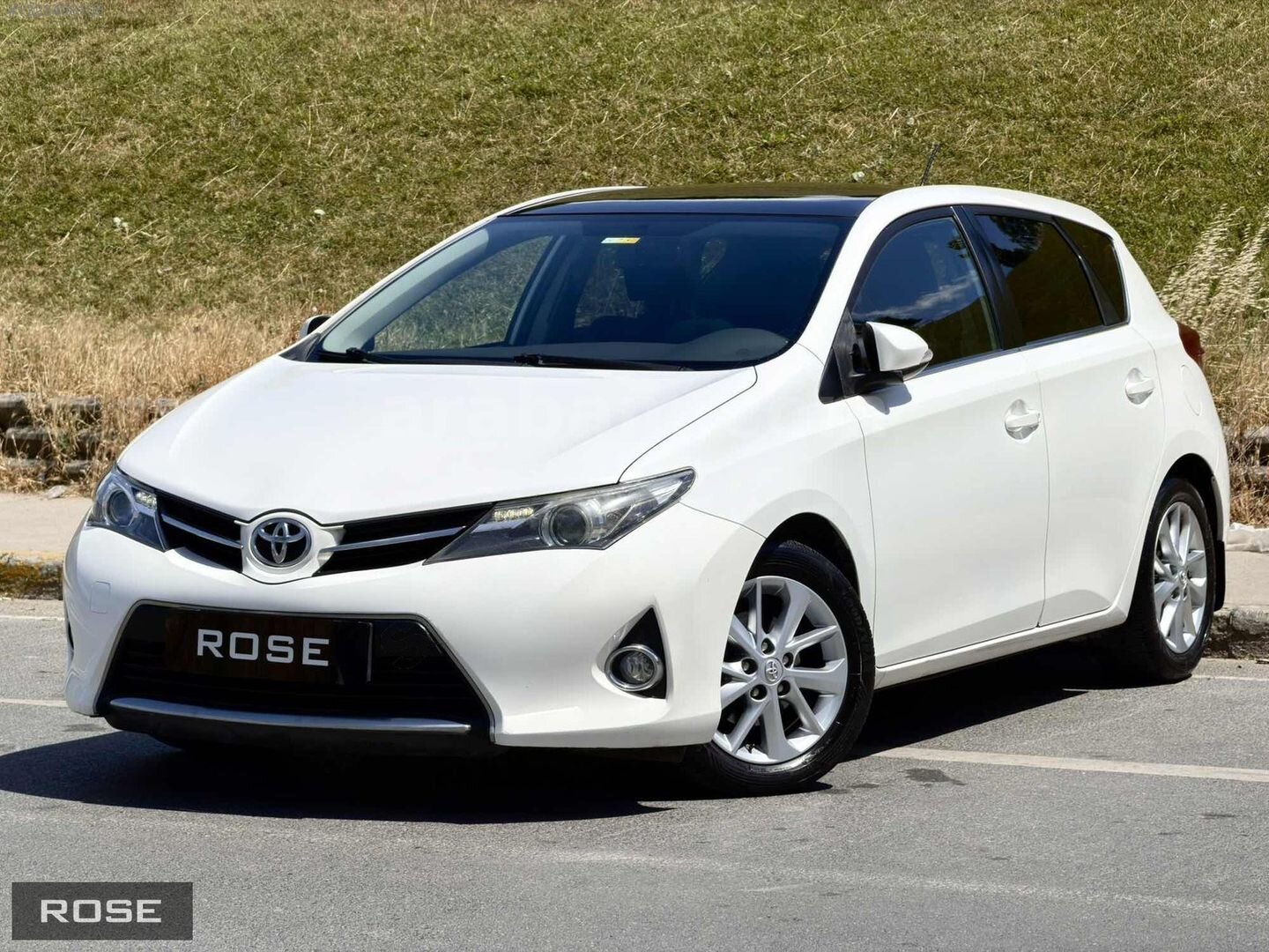 Galeriden Toyota Auris 1.6 Active Skypack 2015 Model İstanbul 178.000 km Beyaz 4