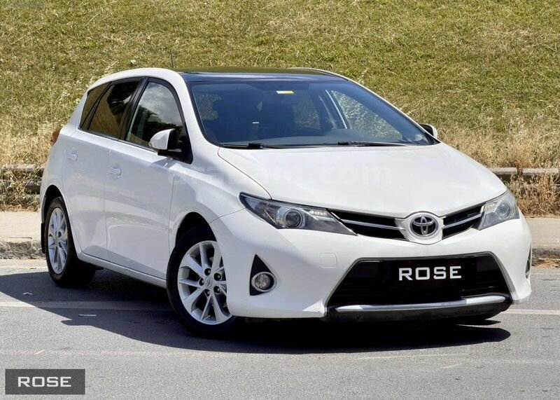 Galeriden Toyota Auris 1.6 Active Skypack 2015 Model İstanbul 178.000 km Beyaz