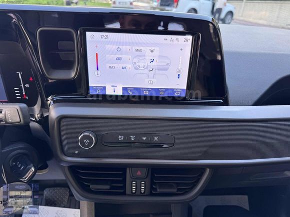 2025 MODEL FORD COURİER 49 BİN KMDE HATASIZ-BOYASIZ %20 FATURA