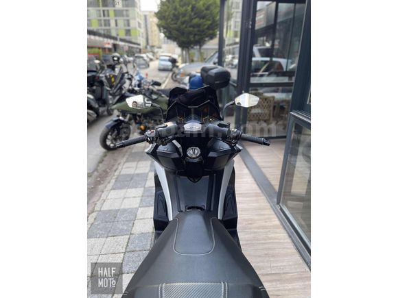 HALF MOTO 2021 KYMCO AK 550