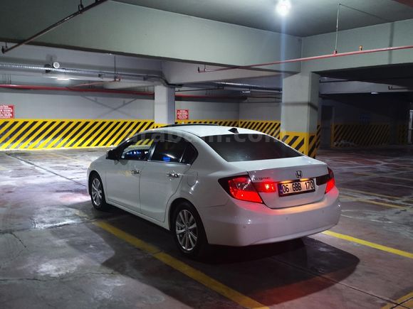 MEMURDAN SATILIK 2012 MODEL DÜŞÜK KM Lİ 40.YILA ÖZEL HONDA CİVİC FB7