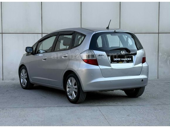 Honda Jazz 1.4 Fun PLUS OTOMATİK DEĞİŞENSİZ KARTA TAKSİT OLUR
