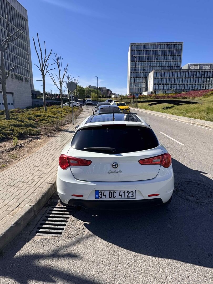 Sahibinden Alfa Romeo Giulietta 1.4 TB MultiAir Distinctive 2013 Model İstanbul 86.000 km Beyaz 3