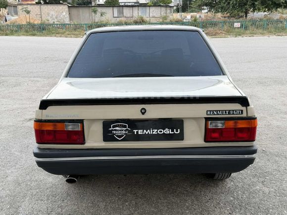 RENAULT 9 BROADWAY