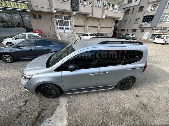 Sahibinden Renault Kangoo Multix 1.5 BluedCi Iconic 2025 Model