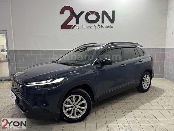 FİAT YÖN'DEN COROLLA CROSS 1.8 HYBRİD PASSİON CAM TAVAN 7'BİNDE
