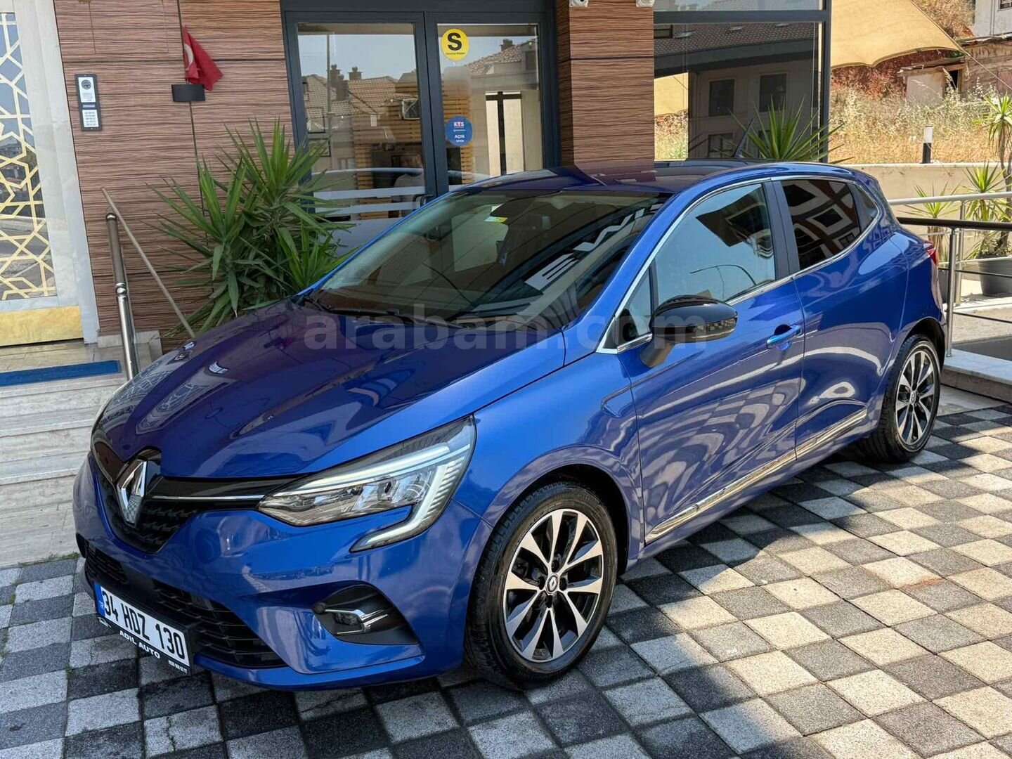 Galeriden Renault Clio 1.0 TCe Icon 2023 Model İstanbul 72.000 km Lacivert 2