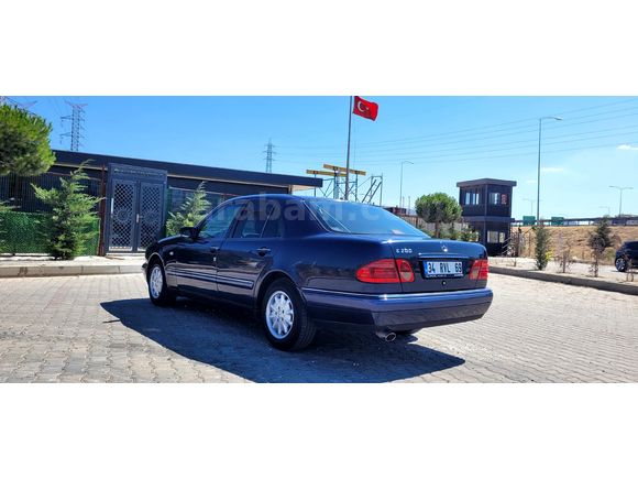 Sahibinden Mercedes - Benz E 200 Elegance 2000 Model  317.000 km Lacivert