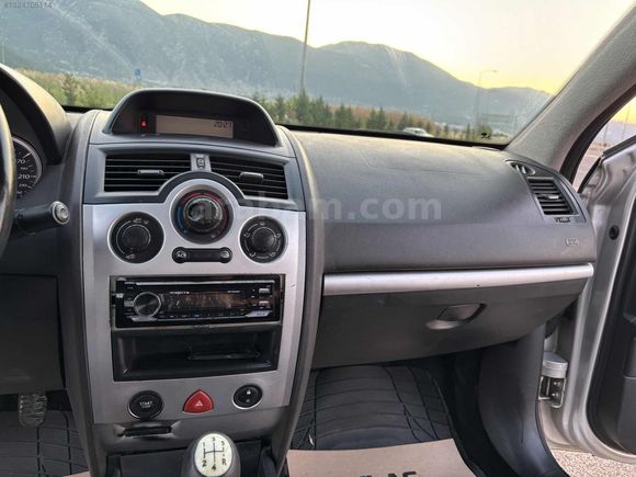 2009 DEĞİŞENSİZ 245 000 KM MEGANE TAKAS AÇIK