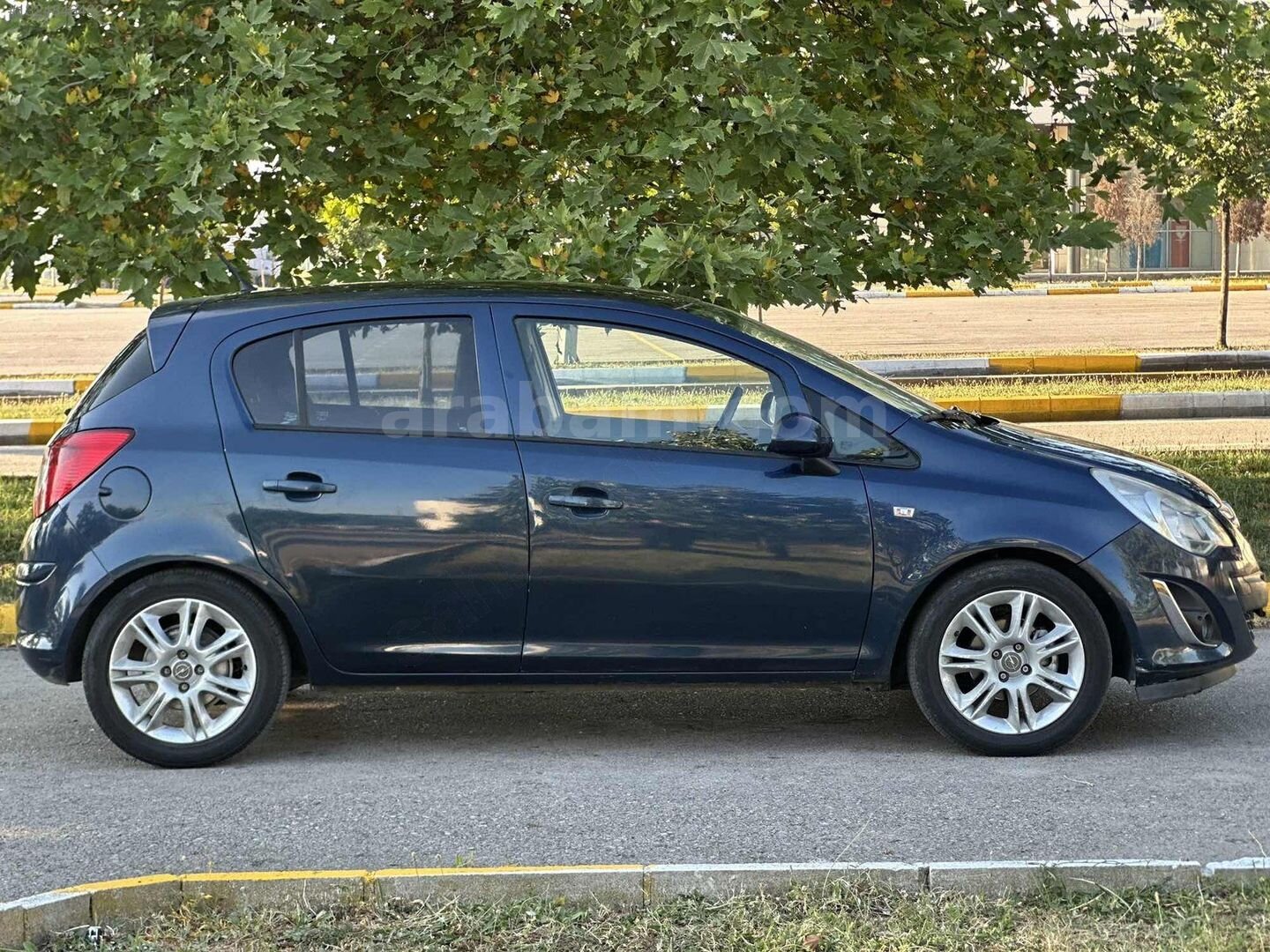 Galeriden Opel Corsa 1.4 Twinport Enjoy 111 2011 Model Samsun 147.500 km Lacivert 4